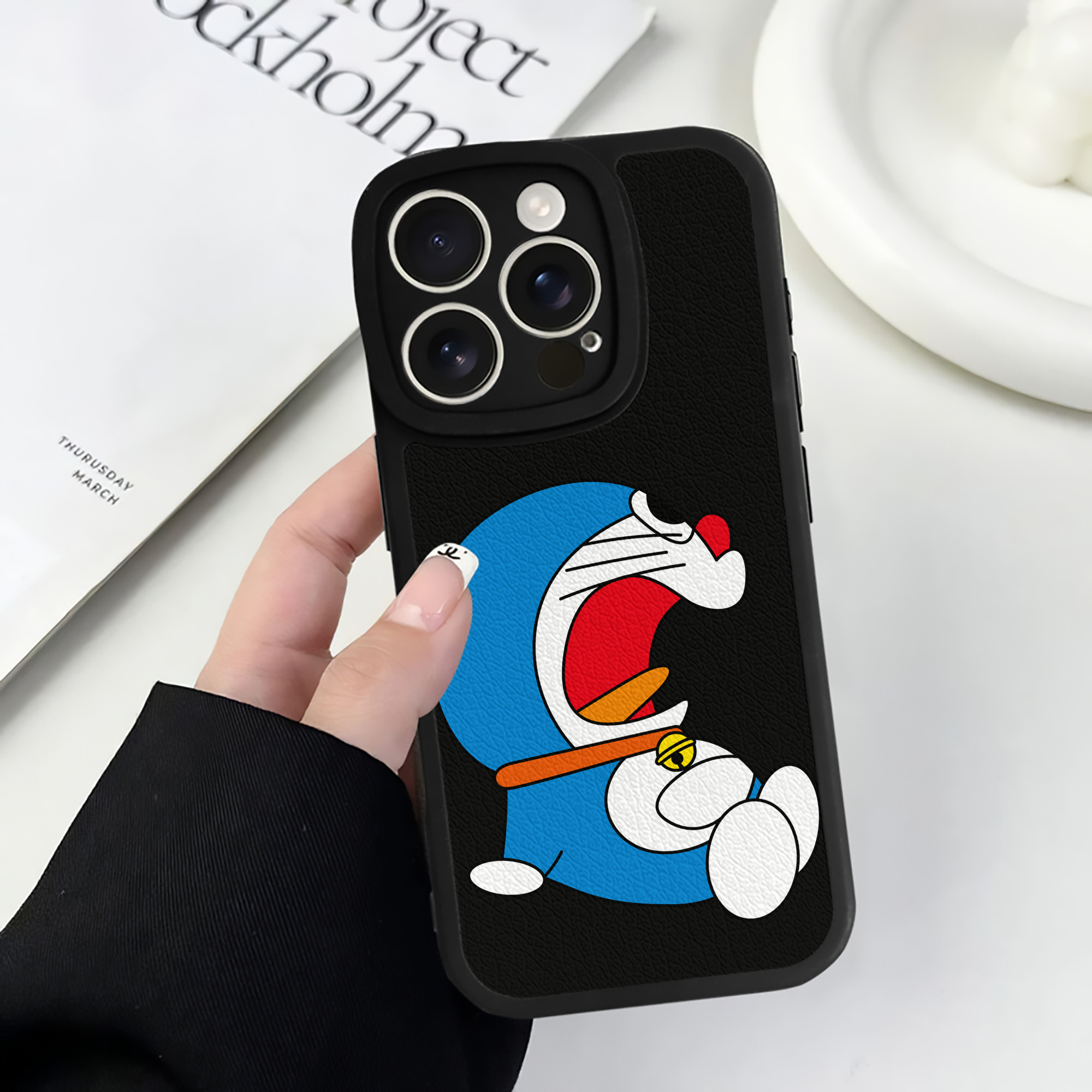 （画像用） ドラえもん Doraemon 【iPhone 16シリーズ対応】シリコンスマホケース（レザー調） 材質：シリコン